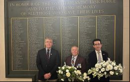 Ex Comandante de la Fuerza de Defensa de las Falklands, Mayor Justin Mhee, el Secretario de SAMA82, Tom Herring y el Representante de Falklands ante el Reino Unido y Europa, Richard Hyslop