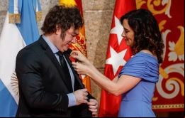 Argentina y España tienen mucho en común, le dijo Ayuso a Milei al colocar la medalla en su solapa