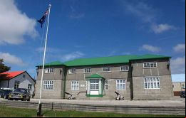 El edificio del Secretariado del gobierno de las Falklands donde funcionan las oficinas centrales.