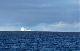 Estos icebergs suelen derretirse cuando entran en aguas más cálidas, explicó un oficial de la PNA