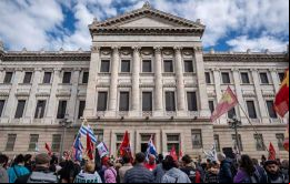 La iniciativa pretende añadir a la Constitución la edad legal de jubilación (60 años) y el valor de las pensiones mínimas