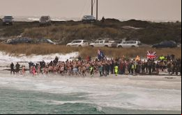 Con una temperatura del mar de tan solo 2.9 grados, parecía el momento propicio para la zambullida de invierno 