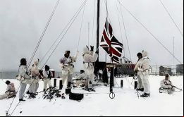Los infantes de marina británicos izan la bandera en la isla de Thule
