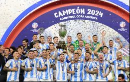 Messi debió abandonar el campo por lesión pero volvió para levantar su segunda Copa América