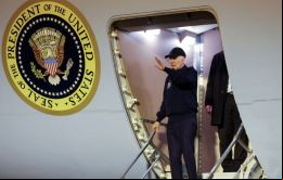 Me siento bien, dijo un Biden sin mascarilla mientras se dirigía al Air Force One en el aeropuerto internacional Harry Reid