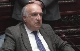 Los homosexuales son homosexuales y ya está; es su problema, argumentó Doménech