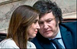 Milei fue abucheado y aplaudido en el Teatro Colón