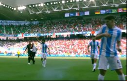 Enardecidos hinchas marroquíes arrojaron petardoos al banco de suplentes de Argentina forzando una interrupción de dos horas tras la cual el gol de Medina fue anulado
