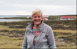 Concluye con la firma de Phyl Rendell, Secretaria del Foro Medioambiental de las Islas Falkland sobre el desarrollo de hidrocarburos offshore