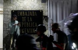 Responsabilizamos al régimen del asedio a esta sede diplomática, violando el derecho internacional y la convención de Caracas, escribió el asilado Pedro Urruchurtu Noselli en X