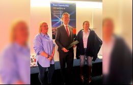 Tanya Lee y Virginia con el embajador británico Mal Green