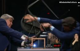 Es uno de los momentos más absurdos de la televisión brasileña, especialmente en los debates, explicó el moderador Leão Serva