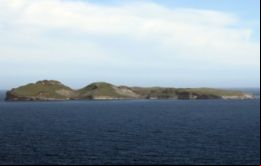 El incendio en el islote de Bird Island se inició por un rayo en enero pasado y sigue avanzando bajo la superficie en suelo de turba