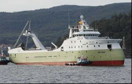 El majestuoso Prion en el puerto de Marin con su diseño tan especial y proa invertida 