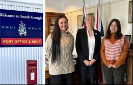 En Stanley, la gobernadora de Falklands y Comisionada de Georgia del Sur junto a las dos funcionarias postales 