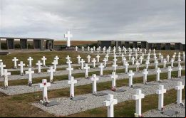 El cementerio militar argentino en Darwin con su ermita y una reproducción de la Virgen de Lujan