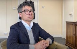 El economista del gobierno de las Falklands, Andy Wu, “a no entusiasmarse, el aumento del costo de vida sigue alto, y la deflación fue apenas un chispazo” (Foto FITV)