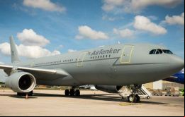El aparato que cumple el puente aéreo Falklands/Brize Norton, estacionado en la pista del aeropuerto internacional de MPC (Foto BFSAI)