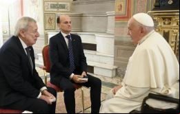 El Papa dijo a van Klaveren (izq.) y Beltramino que Argentina y Chile eran un ejemplo para el mundo al resolver su conflicto mediante negociaciones y evitar la guerra