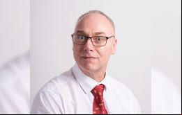 El Secretario de Finanzas de las Islas, Pat Clunie