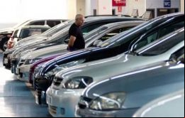 Los compradores aún podrían esperar mayores rebajas y que los modelos sean del 2025 antes de volver al mercado