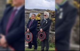 El gobernador en ejercicio Dave Morgan y MLA Gavin Morgan (de gafas) previo a depositar ofrendas florales al pie del Memorial