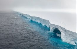 Una formación de hielo más grande se desprendió en 1986 de la plataforma antártica Filchner cuando se rompió en tres pedazos más pequeños. A23a es uno de ellos