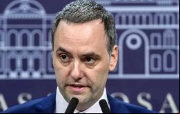 Es irracional que uno vaya a una dictadura, subrayó Adorni 