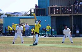 Algunos jugadores practicando en el campo de juego recién inaugurado (Pic Falkland Islands Cricket) 
