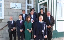 El Foreign Secretary Lord Cameron con  de la Asamblea Legislativa durante su visita a las Falklands en mayo