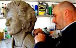 Steve Massam trabajando en la icónica escultura dedicada a Margaret Thatcher.
