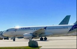 El avión de LATAM que hace el vuelo semanal entre Punta Arenas y las Islas Falkland los sábados