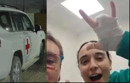 Damari estaba de buen humor a pesar de su mano vendada, a la que le faltaban dos dedos que supuestamente perdió durante su secuestro en el kibutz de Kfar Aza