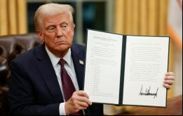 Trump tuvo un prolífico primer día de trabajo con numerosas órdenes ejecutivas y otras medidas