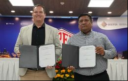 Firmaron los documentos el presidente de YPFB, Armin Dorgathen, y el representante de Canacol en Bolivia, Luis Alberto Pérez