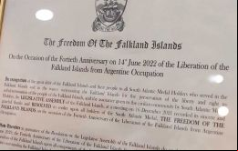 Facsímil con la redacción del Honor, “Freedom of the Falklands” que se otorgó a integrantes de SAMA 82 