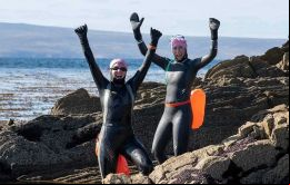 Las dos nadadoras celebran la proeza tras la travesía del Falkland Sound (Foto de Marilou Deligniers)<br />
