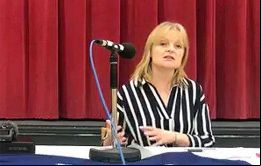 La Dra. Rebecca Edwards, integrante de una familia claramente política de las Falklands y condecorada por la Corona en mérito a su desempeño y eficiencia durante la pandemia 