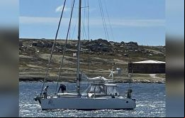 El velero ‘Caoba” anclado en la rada de Stanley, capital de Falklands