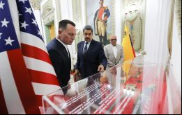 La prensa de Maduro divulgó impactantes fotos que mostraban la bandera estadounidense prominentemente desplegada en el Palacio de Miraflores, sede del Gobierno venezolano