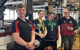 Adam Dickson, campeón esquilador tras Port Howard y quien liderara el equipo de Falklands, junto a las maquinistas velloneras, Talia Jones y Pilar Castro, y el segundo esquilador Evan Jones
