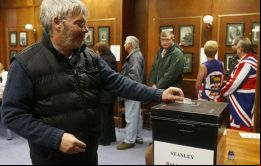 Electores de Falklands cumpliendo con su deber cívico en anteriores ocasiones 