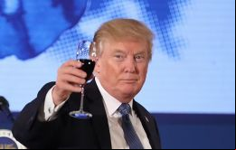 Trump afirmó que los aranceles sobre los productos europeos serán beneficiosos para las empresas de vino y champán en EE. UU<br />
