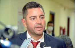 Alliana voló en aeronaves pertenecientes a un empresario chino a quien se adjudicó un importante contrato para la compra de pupitres escolares