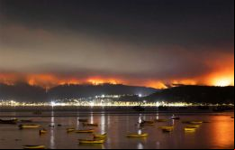Se ha declarado alerta roja y las autoridades están coordinando las labores de extinción y socorro 