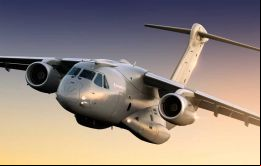  Operativo desde 2019, el C-390 puede aterrizar en pistas difíciles, combinando transporte de carga con evacuación médica y la extinción de incendios 