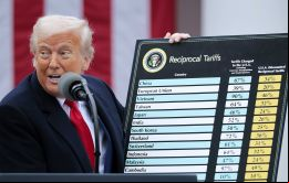 Trump con el  haciendo pública la lista de aranceles recíprocos de distintos países  