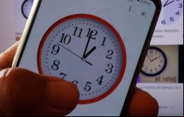 Según el Decreto 224, la hora oficial en la mayor parte de Chile retrocedió una hora a GMT -4