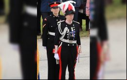 Falklands se pregunta si la actual Gobernadora Alison Blake CMG será la última/o representante de la Corona en utilizar el vistoso uniforme con penacho