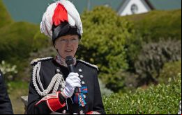 La Gobernadora, Alison Blake CMG, luciendo el uniforme ceremonial 